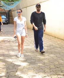 IN PICS: बॉयफ्रेंड अर्जुन कपूर के साथ क्लीनिक पहुंची मलाइका अरोड़ा, सामने आईं तस्वीरें