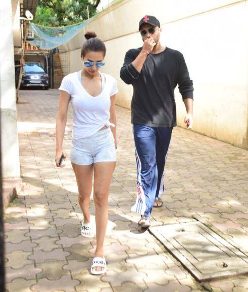 दोनों ही स्टार्स इस दौराना काफी कैजुअल अंदाज में दिखे, हालांकि वो क्लीनिक के लिए गए थे इसे लेकर तो कई जानकारी सामने नहीं आई है. 