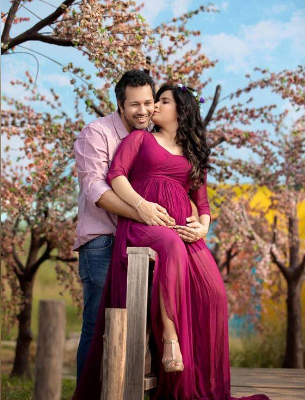 प्रिया ने प्रेग्नेंसी की अनाउंसमेंट करते हुए कई तस्वीरें शेयर की है. जिनमें से प्रिया की ये तस्वीर सबसे खूबसूरत है. प्रिया अपने पति को किस कर रही है और उनके हाथों में नन्हें मेहमान के जूते दिख रहे है. (Photo Credit: @priyaahujarajda Instagram)