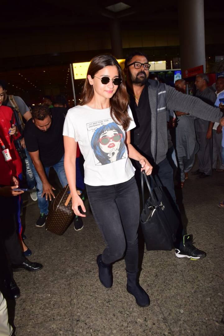 आज एयरपोर्ट पर नज़र आईं आलिया भट्ट काफी खुश भी दिखाई दीं. (तस्वीर: मानव मंगलानी)