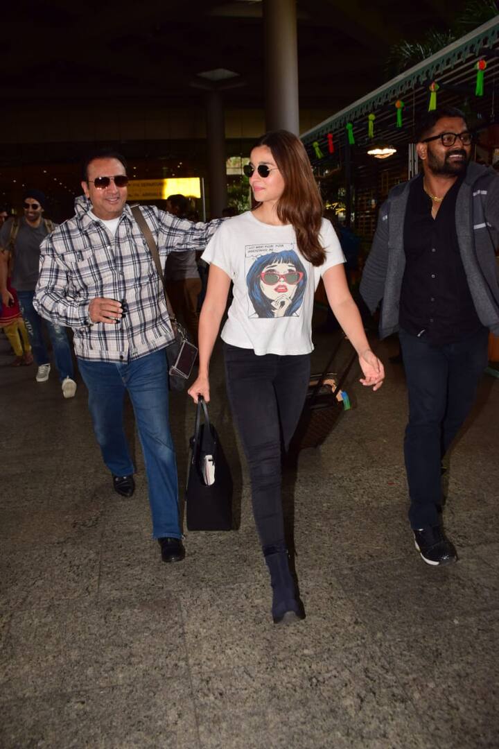 उनके साथ फिल्म में काम कर रहे अभिनेता गुलशन ग्रोवर भी एयरपोर्ट दिखाई दिए. (तस्वीर: मानव मंगलानी)