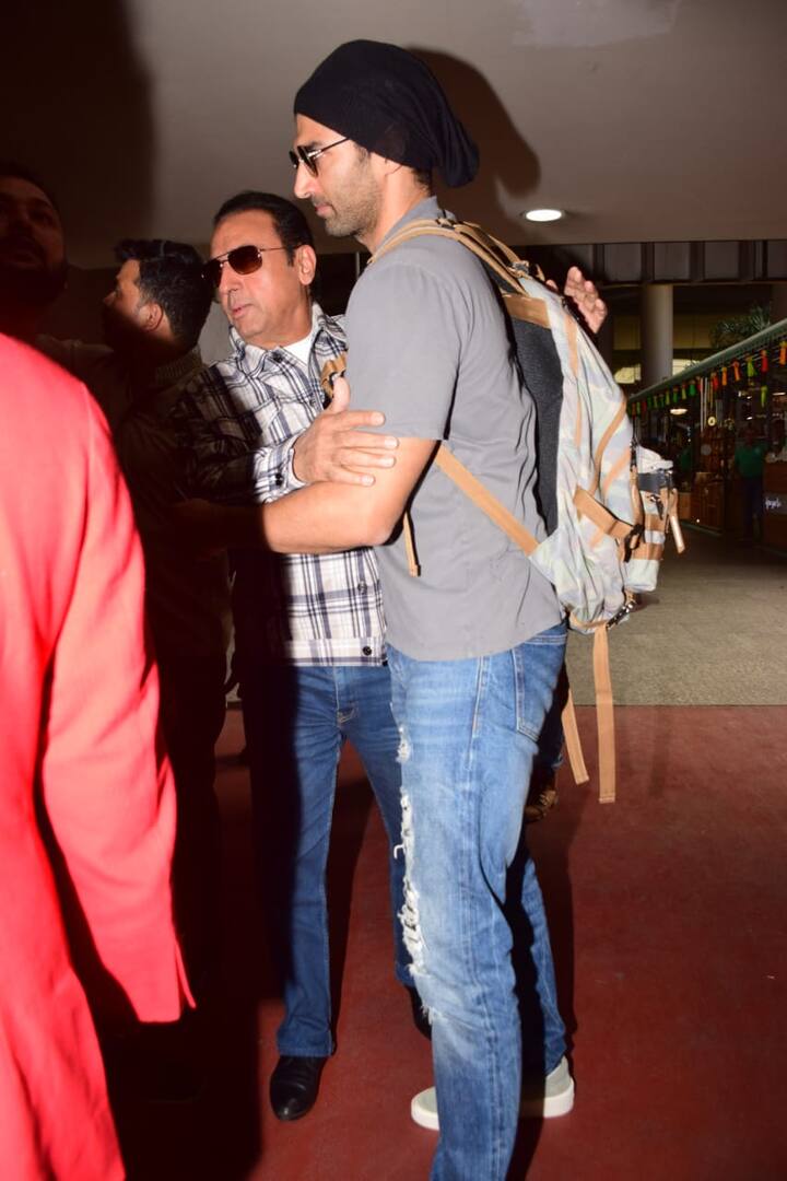 आदित्य रॉय कपूर और गुलशन ग्रोवर भी एक दूसरे को एयरपोर्ट पर इस तरह बाय करते नज़र आए. (तस्वीर: मानव मंगलानी)