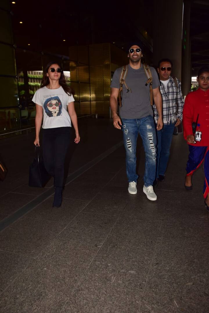 आलिया भट्ट इस दौरान सफेद रंग की टी-शर्ट और काले रंग की जींस में दिखाई दीं. (तस्वीर: मानव मंगलानी)