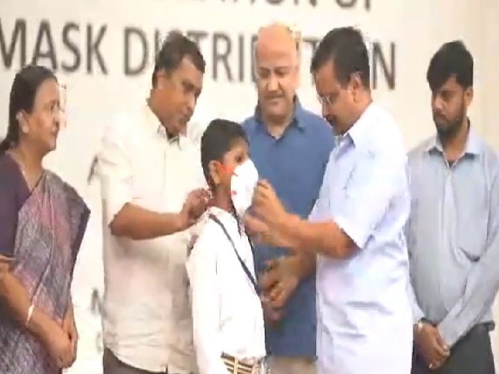 Delhi CM Arvind Kejriwal distributes masks to school students following rise in pollution levels प्रदूषण: CM केजरीवाल ने छात्रों को मास्क बांटे, कहा- खट्टर और कैप्टन अंकल से गुजारिश है कि बच्चों का ख्याल रखें