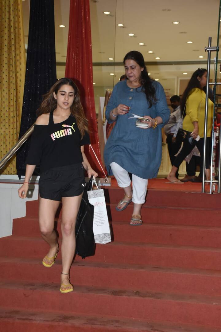 सारा आज अपने बिजी शेड्यूल से समय निकालकर मुंबई में आम लोगों की तरह ही शॉपिंग करने पहुंचीं थीं.