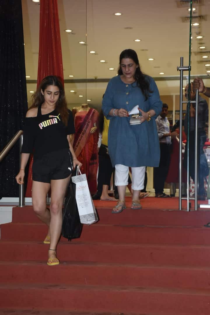 आपको बता दें कि अक्सर ही सारा अली खान मां के साथ कहीं ना कहीं दिखाई देती हैं.