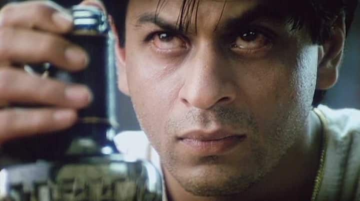 देवदास- कौन कम्बख्त बर्दाश्त करने के लिए पीता है... हम तो पीते हैं कि यहां पर बैठ सकें, तुम्हें देख सकें और तुम्हें बर्दाश्त सके.
