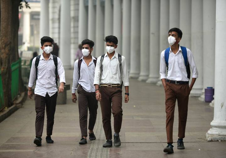 इस बीच दिल्ली सरकार ने सभी स्कूलों को 5 नवंबर तक बंद रखने का आदेश जारी किया है. मुख्यमंत्री अरविंद केजरीवाल ने कहा, 'दिल्ली में पराली के बढ़ते धुएं के चलते प्रदूषण का स्तर बहुत ज्यादा बढ़ गया है, इसलिए सरकार ने निर्णय लिया है कि दिल्ली के सभी स्कूल 5 नवम्बर तक बंद रहेंगे.'