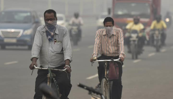 सरकार की वायु गुणवत्ता निगरानी संस्था ‘सफर’ के मुताबिक, शुक्रवार की सुबह 8 बजे ही दिल्ली की औसत वायु गुणवत्ता का स्तर 425 पर पहुंच गया. जो कि समान्य से काफी ज्यादा है. बता दें कि शून्य से 50 के बीच के एक्यूआई (एयर क्वालिटी इंडेक्स) को ‘अच्छा’, 51 से 100 को ‘संतोषजनक’, 101 से 200 को ‘मध्यम’, 201 से 300 को ‘खराब’, 301 से 400 को ‘बहुत खराब’ और 401 से 500 को ‘गंभीर’ और 500 से ऊपर को अति गंभीर आपात स्थिति की श्रेणी में रखा जाता है.