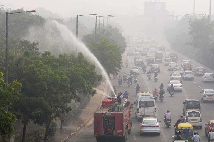 बढ़ते प्रदूषण से राहत देने के लिए दिल्ली-एनसीआर के कई इलाकों में पानी का छिड़काव किया गया. 