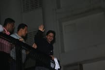 SRK Birthday: शाहरुख खान ने बर्थडे पर आधी रात \'मन्नत\' के बाहर की फैंस से मुलाकात, यहां देखिए तस्वीरें