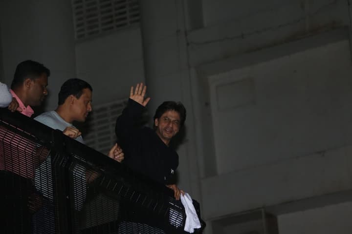बॉलीवुड के बादशाह शाहरुख खान आज अपना 54वां जन्मदिन मना रहे हैं. ऐसे में उन्होंने देर रात अपने फैंस से मुलाकात की. शाहरुख खान की इस दौरान की कुछ खास तस्वीरें हम आपके लिए लेकर आए हैं. (Photo Credit: Manav Manglani)