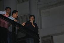 SRK Birthday: शाहरुख खान ने बर्थडे पर आधी रात \'मन्नत\' के बाहर की फैंस से मुलाकात, यहां देखिए तस्वीरें