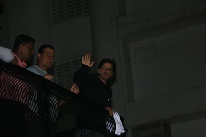 हर साल की तरह इस साल भी शाहरुख खान के घर के बाहर देर रात से ही उन्हें विश करने और जन्मदिन पर उनकी एक झलक पाने के लिए उनके फैंस का तंता लग गया था. (Photo Credit: Manav Manglani)