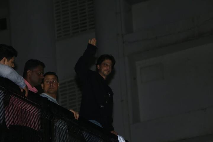 ऐसे में शाहरुख खान ने भी घर के बाहर आकर काफी गर्मजोशी के साथ अपने सभी फैंस को ग्रीट किया. (Photo Credit: Manav Manglani)