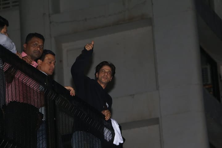 इस तस्वीरों में आप शाहरुख खान को उनके फैंस का अभिवादन करते देख सकते हैं. (Photo Credit: Manav Manglani)