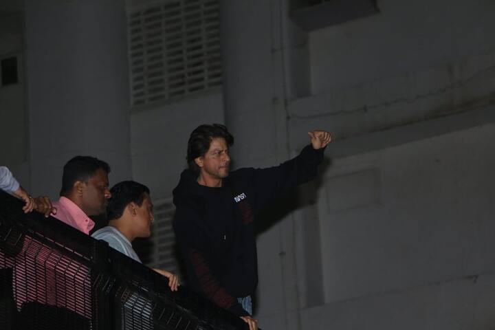 इस दौरान शाहरुख खान कभी हाथ लहराते तो कभी हाथ जोड़कर अपने फैंस का अभिवादन करते नजर आए. (Photo Credit: Manav Manglani)