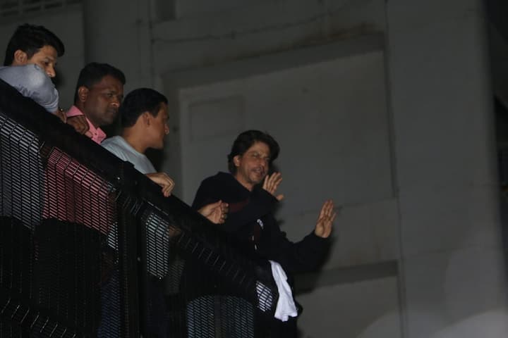 बता दें कि किंग खान के घर से बाहर और सोशल मीडिया हर जहग उन्हें विश करने वालों का तंता लगा हुआ है. (Photo Credit: Manav Manglani)
