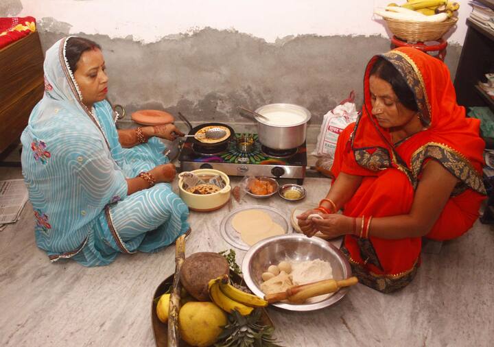 छठ का त्योहार गुरुवार को नहाय-खाय से शुरू हुआ था और फिर शुक्रवार को खरना हुआ. इस दिन खीर बनाकर सबको खिलाया जाता है. खरना का प्रसाद ग्रहण करना काफी शुभ माना जाता है.