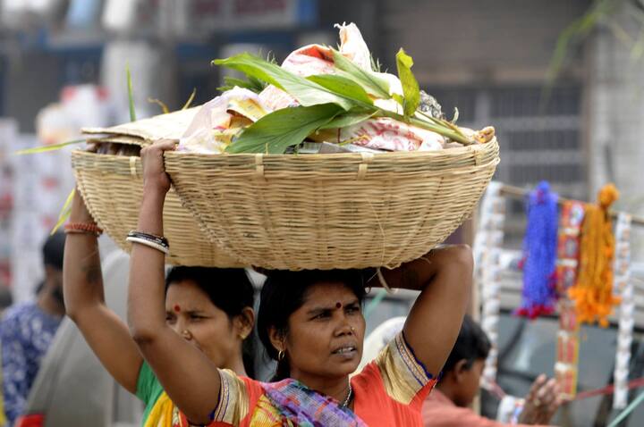 आज के दिन व्रती शाम के जल में खड़े होकर सूर्य की उपासना करते हैं. उपासना के दौरान उनके हाथों में सूप होता है. इस सूप में कई फल और ठेंकुआं का प्रसाद होता है. आज व्रती ढलते सूर्य को अर्ध्य देंगे. अर्ध्य देने के बाद जल से बाहर आकर व्रती धूप-दीप जलाकर सूर्य की पूजा करते हैं. व्रत करने वाले लोग दिन भर कुछ नहीं खाते हैं.