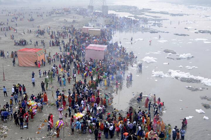 राष्ट्रपति रामनाथ कोविंद ने देशवासियों को छठ पूजा की बधाई दी है.कोविंद ने कहा, ‘‘छठ पूजा के शुभ अवसर पर, मैं भारत और विदेश में रह रहे देशवासियों को बधाई और शुभकामनाएं देता हूं. आइए, इस छठ पूजा के अवसर पर भगवान सूर्य, नदियों और धरती मां के प्रति हम अपनी आस्था प्रकट करें. मेरी कामना है कि यह पर्व हम सभी के जीवन में खुशहाली लाए तथा हमें प्रकृति का सम्मान करने के लिए प्रेरित करे.”