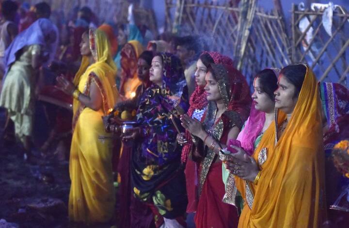 कांग्रेस अध्यक्ष सोनिया गांधी, पूर्व अध्यक्ष राहुल गांधी, महासचिव प्रियंका गांधी वाड्रा और पार्टी के कई अन्य वरिष्ठ नेताओं ने शनिवार को लोगों को छठ की शुभकामनाएं दीं. सोनिया गांधी ने एक बयान जारी कर लोक आस्था और प्रकृति आराधना के महापर्व छठ पूजा पर शुभकामनाएं दीं और सभी व्रतियों के प्रति विशेष श्रद्धा व्यक्त करते हुए कामना की कि भगवान सूर्य और छठी मैया सबको सुख, शांति, स्वास्थ्य, संपत्ति और संवर्धन प्रदान करेंगे. वहीं राहुल गांधी ने फेसबुक पोस्ट में कहा, 'लोक आस्था और प्रकृति पूजा का महापर्व छठ की आप सभी को हार्दिक शुभकामनाएं. भगवान सूर्य अपनी ऊर्जा से आप के समस्त परिवार को नयी खुशियां प्रदान करें. यह पर्व हमें प्रकृति और नदियों को प्रदूषण मुक्त बनाने की भी प्रेरणा देता है.