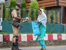 जम्मू कश्मीर: जुमे की नमाज के लिए लगाए सभी प्रतिबंध हटे, जन-जीवन अभी भी प्रभावित