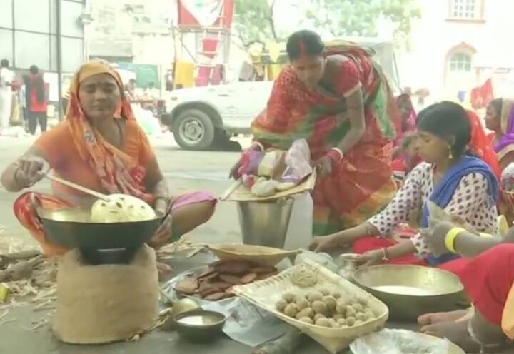 आज अस्ताचलगामी सूर्य को अर्घ्य देने के बाद कुल सुबह उगते सूर्य की पूजा की जाएगी. इसके बाद व्रती अपना व्रत खोलेंगी और लोगों को प्रसाद दिया जाएगा.