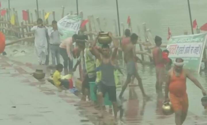 आज व्रती पानी में हाथों में सूप लेकर खड़ी रहेंगी. इसमें अनेक प्रकार के फल और ठेंकुआ का प्रसाद रहता है. अर्ध्य देने के बाद जल से बाहर आकर व्रती धूप-दीप जलाकर सूर्य की पूजा करते हैं. व्रत करने वाले लोग दिन भर कुछ खाते-पीते नहीं हैं.