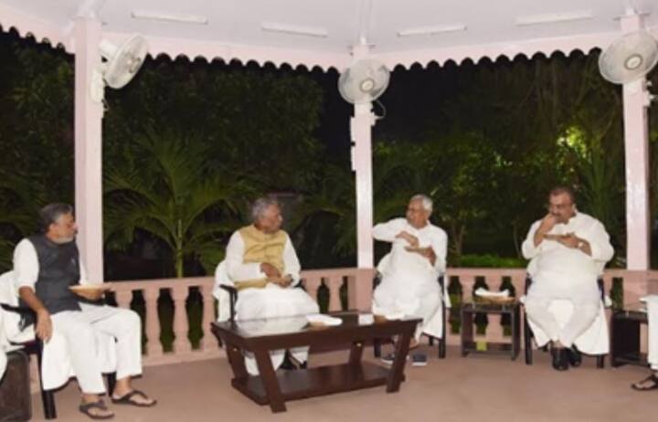 बता दें कि छठ का त्योहार गुरुवार को नहाय-खाय से शुरू हुआ और फिर शुक्रवार को खरना हुआ. खरना का प्रसाद ग्रहण करना काफी शुभ माना जाता है. सीएम नीतीश कुमार भी खरना का प्रसाद ग्रहण करते तस्वीर में दिख रहे हैं.