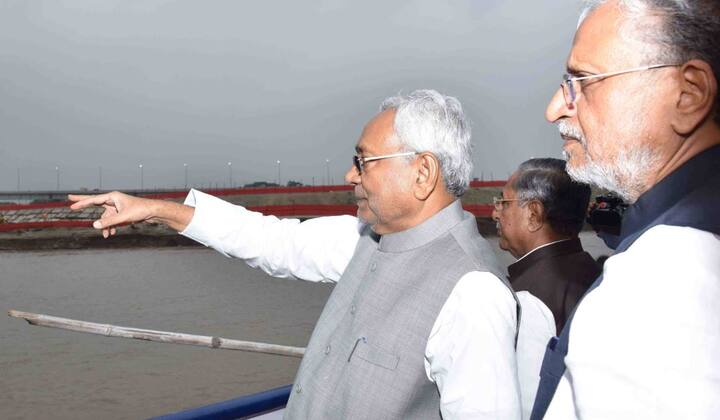 सुशील मोदी ने भी सीएम नीतीश कुमार के साथ मिलकर छठ घाटों का दौरा किया.