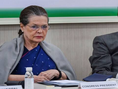 आर्थिक मंदी को स्वीकारने के बजाए सुर्खियां बटोरने में बिजी हैं प्रधानमंत्री मोदी- सोनिया गांधी आर्थिक मंदी को स्वीकारने के बजाए सुर्खियां बटोरने में बिजी हैं प्रधानमंत्री मोदी- सोनिया गांधी