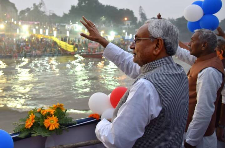 सीएम नीतीश कुमार ने गंगा में बोट से व्रतियों को महापर्व मनाते देखा. इस दौरान नीतीश कुमार ने लोगों का अभिवादन भी किया.