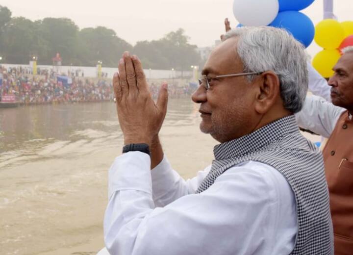 बता दें कि बिहार के मुख्यमंत्री नीतीश कुमार पिछले कई दिनों से छठ को लेकर लगातार बैठकें करते दिखें हैं. उन्होंने छठ की तैयारियों में कोई कमी न रह जाए इसके लिए सभी अधिकारियों को निर्देश दिए थे.