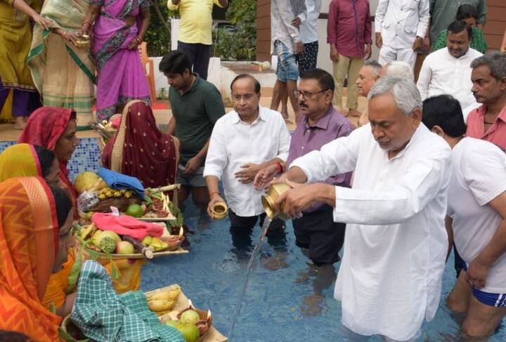 छठ पूजा में आज तीसरे दिन डूबते सूरज को अर्घ्य दिया गया. पटना में मुख्यमंत्री नीतीश कुमार ने अर्घ्य दिया तो दिल्ली में छठ घाट पर क्रिकेटर और सांसद गौतम गंभीर ने डूबते सूर्य को अर्घ्य दिया. यहां देखें छठ पूजा कि अलग-अलग जगहों से तस्वीरें.