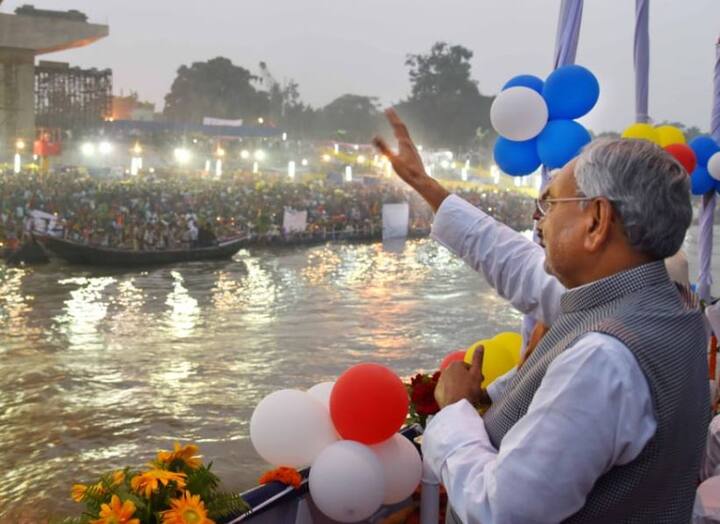 बिहार के मुख्मयंत्री नीतीश कुमार ने अर्घ्य देने से पहले छठ घाटों का दौरा भी किया.