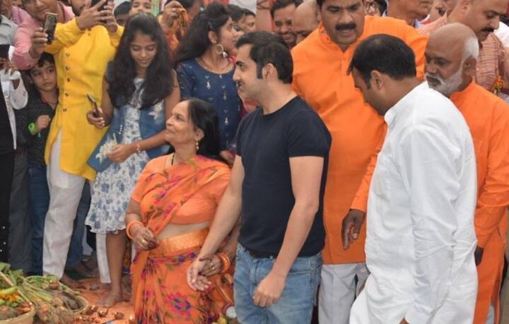 गौतम गंभीर ने इस दौरान सभी को छठ की बधाई दी और कहा कि उन्हें छठ पूजा में शामिल होकर काफी खुशी हो रही है.