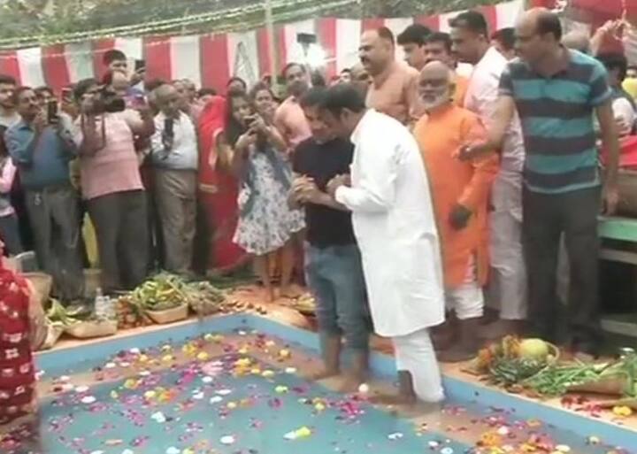 पूर्व क्रिकेटर और दिल्ली से बीजेपी सांसद गौतम गंभीर ने भी दिल्ली में छठ घाट पर पहुंचकर डूबते सूर्य को अर्घ्य दिया.