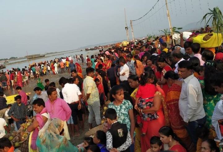 झारखंड में भी धूमधाम से छठ मनाया जा रहा है. दिल्ली में विभिन्न घाटों पर छठ का आयोजन किया गया है.