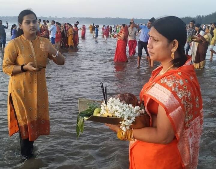 बता दें कि बिहार, यूपी सहित देश के अनेक हिस्सों में आस्था का महापर्व धूमधाम से मनाया जा रहा है. ये तस्वीर गोवा की है.