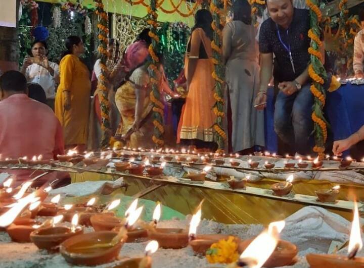 पश्चिम बंगाल में भी अनेक जगहों पर छठ का त्योहार मनाया जा रहा है. 