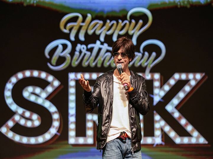 Shahrukh Khan Celebrated His 54th Birthday With His Fans अपने फैन्स के बीच नाच-गाकर, केक काटकर शाहरुख खान ने मनाया अपना 54वां जन्मदिन