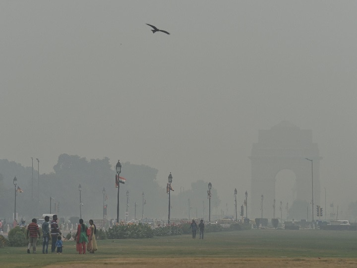 Delhi has reduced visibility due to Smog, AQI has remained in 'bad' category दिल्ली में धुंध के कारण कई इलाकों में कम हुई विजिबिलिटी, 'खराब' श्रेणी में बना हुआ है AQI