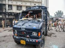 तीस हजारी कोर्ट में पुलिसवालों और वकीलों के बीच हुई मारपीट का नया वीडियो सामने आया, जमकर चले लात-घूसे