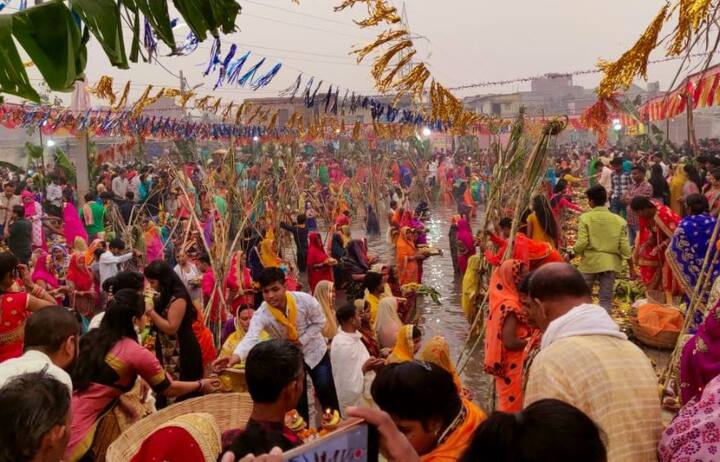 शनिवार को शाम के अर्घ्य के दिन दिल्ली के मुख्यमंत्री अरविंद केजरीवाल, बीजेपी सांसद और पूर्व क्रिकेटर गौतम गंभीर भी दिल्ली में छठ घाट पर पहुंचे थे और उन्होंने सूर्य को अर्घ्य दिया था.