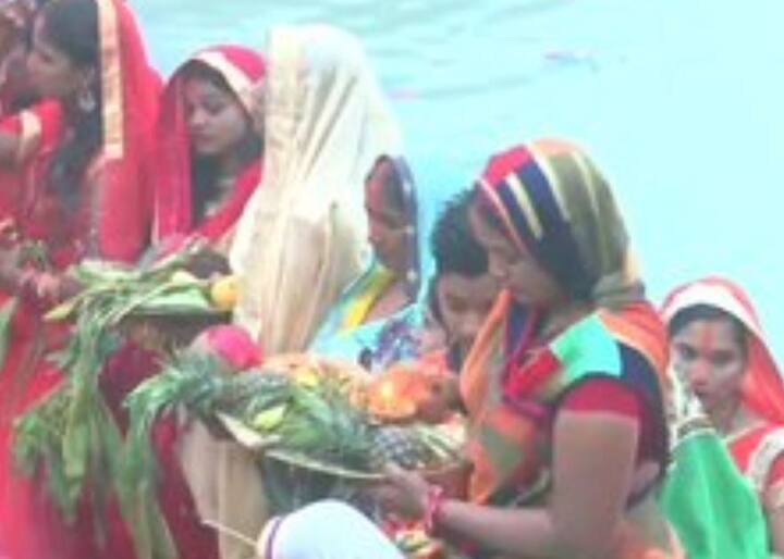 ये तस्वीर उत्तर प्रदेश के गोरखपुर की है. यहां लोगों ने धूमधाम से छठ मनाया.