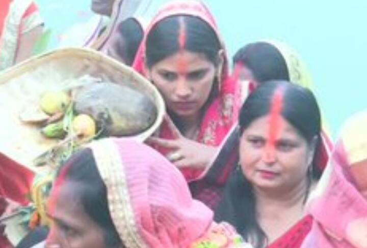 बोट से नीतीश कुमार पटना में गंगा किनारे बने अनेक घाटों पर पहुंचे थे. इस दौरान वो अधिकारियों से पूरी जानकारी ले रहे थे.