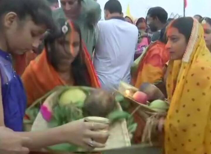 ये तस्वीर पटना के एक घाट की है. तस्वीर में लड़की अर्घ्य देते हुए दिख रही है.