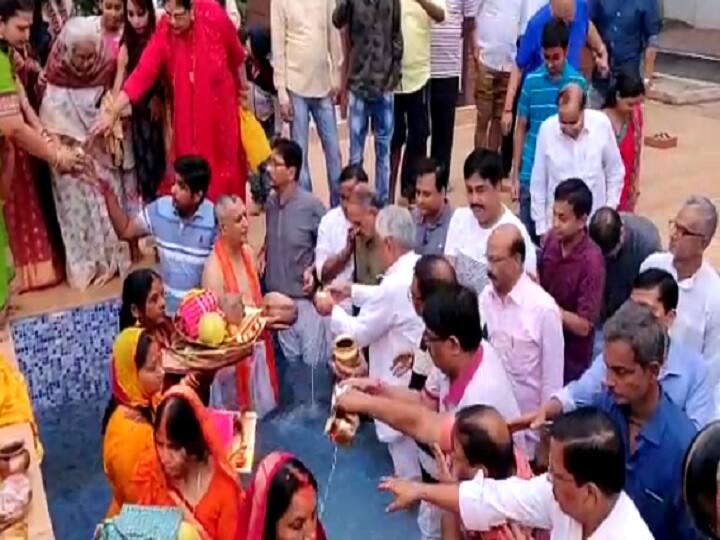 सीएम नीतीश कुमार ने शनिवार की शाम में भी अस्ताचलगामी सूर्य को अर्घ्य दिया था. वह छठ घाटों के दौरे पर भी निकले थे.