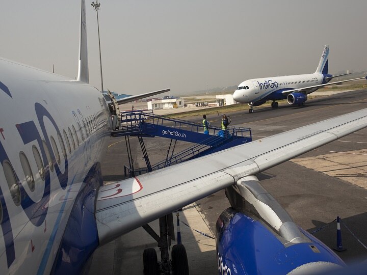 IGi airport 32 flights have been diverted due to low visibility in Delhi प्रदूषण का कहर: दिल्ली एयरपोर्ट से 32 फ्लाइट डायवर्ट, नोएडा में स्कूल बंद